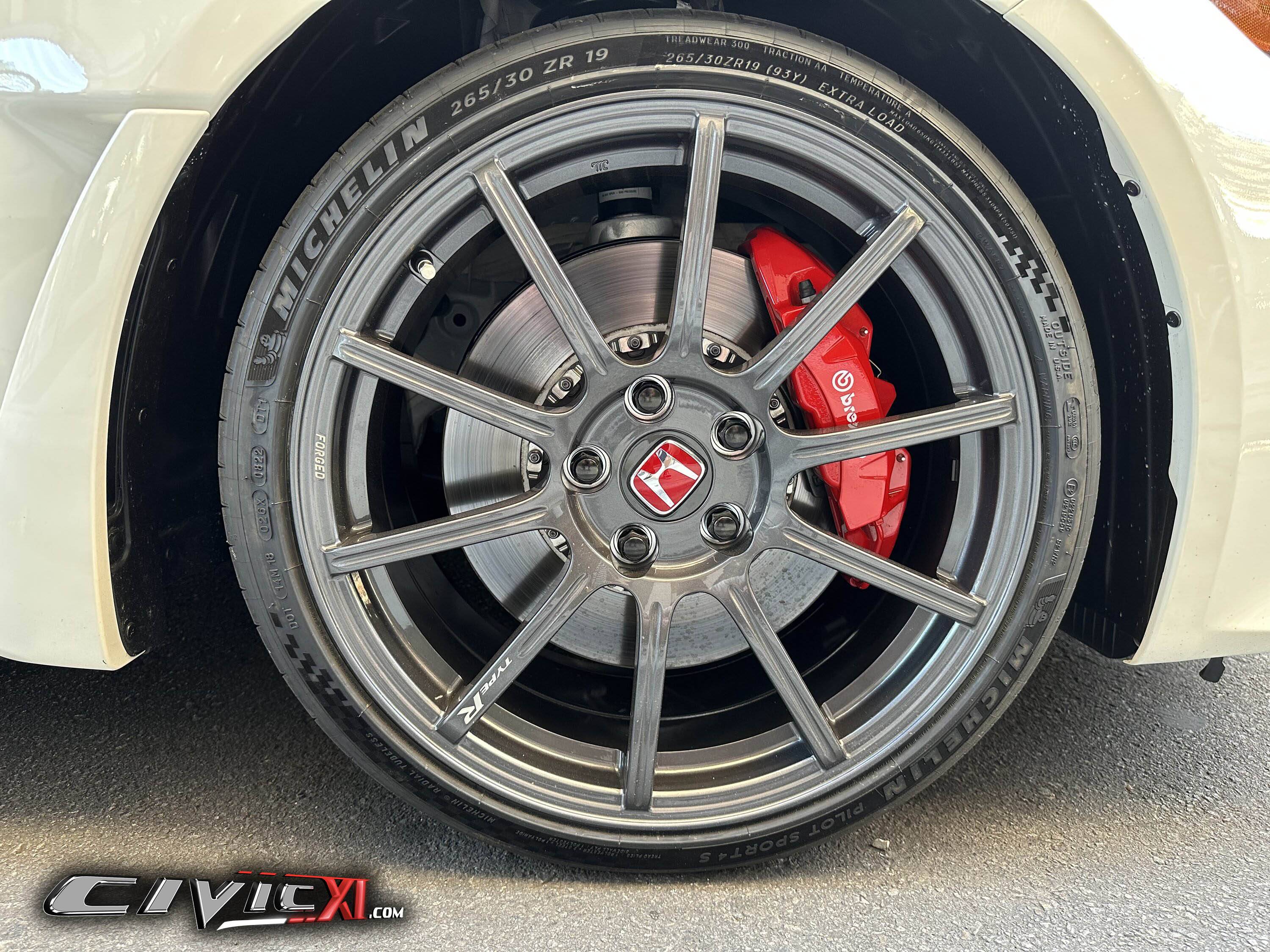 11th Gen Honda Civic Official CHAMPIONSHIP WHITE FL5 Type R Photos Thread Civic Type R FL5 vs FK8 5
