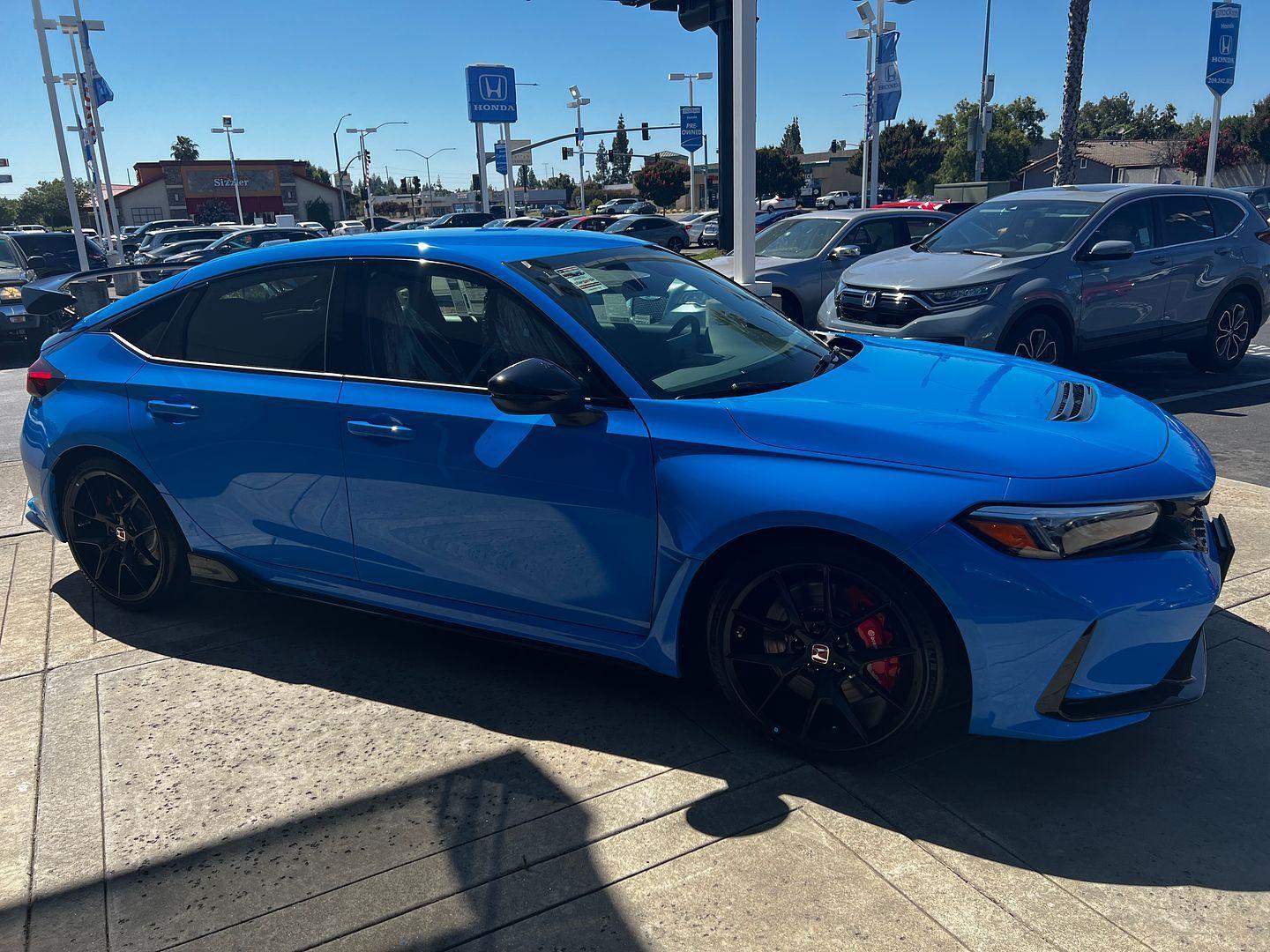 11th Gen Honda Civic Post your FL5 Civic Type R delivery pics! 🙌 📸 IMG_0246_5QhWrNeozJ555QbfytJDeV