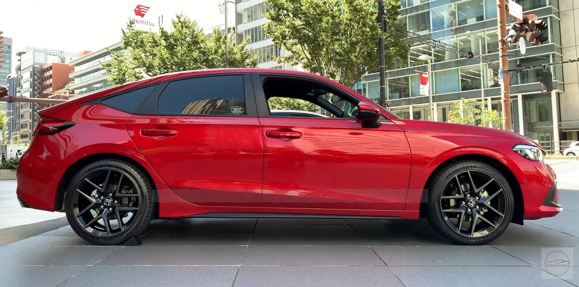 11th Gen Honda Civic Video: Crystal Red (R565M) 2022 Civic Hatchback Premium Screenshot_20210908-121504_YouTube-01