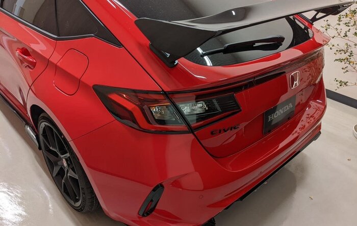 First batch of production FL5 Civic Type R are out and about, bound for HK this time. ( RALLYE RED ) ❤️‍🔥